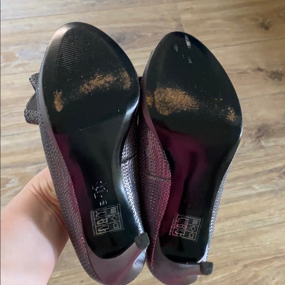 🎀 DONATED Moda Spana Silver Heels with Bow 🎀 - Picture 3 of 6